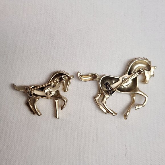 VINTAGE Momma Horse and Foal Pin Brooch Set - Galloping - Brushed Gold Tone - Picture 4 of 10